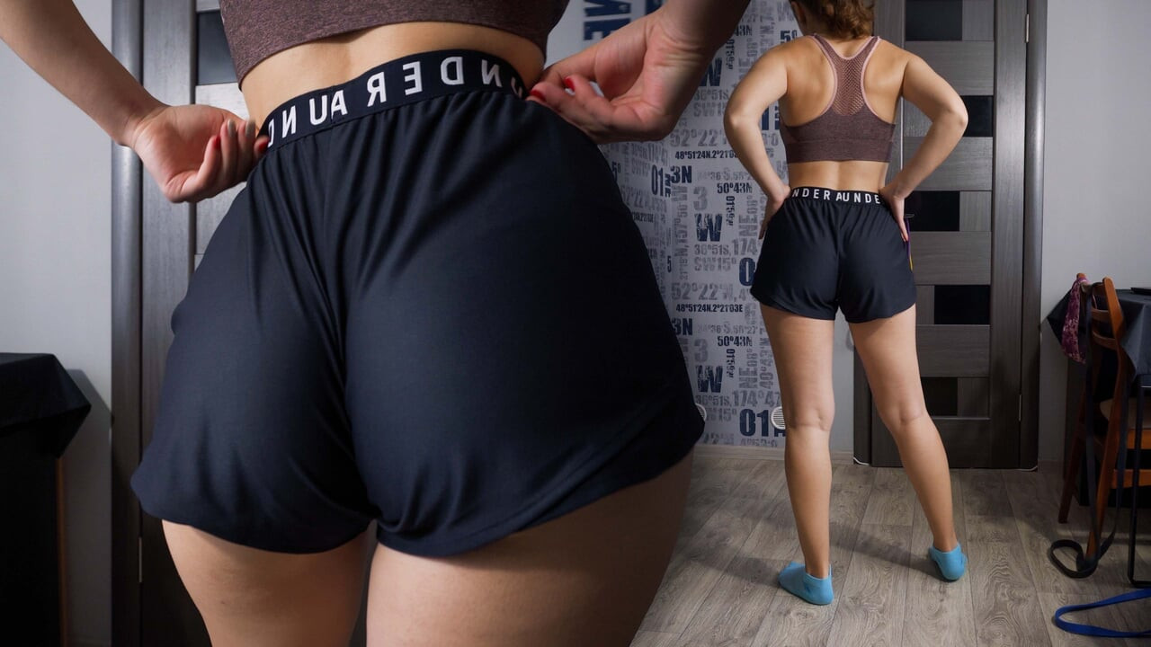 Pawg orta yaşlı seksi kadın sporda zırh şortu altında götünü azdırıyor
