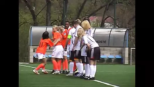 Futbol sürtüğü büyük bir yarak alıyor