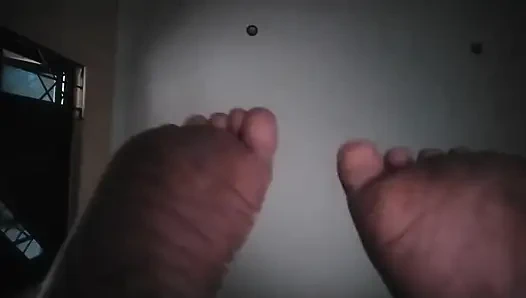 Sevimli ateşli kız finansal varlıklarınız karşılığında temiz yalamanız için sizi flithy ayaklarıyla kutsaıyor