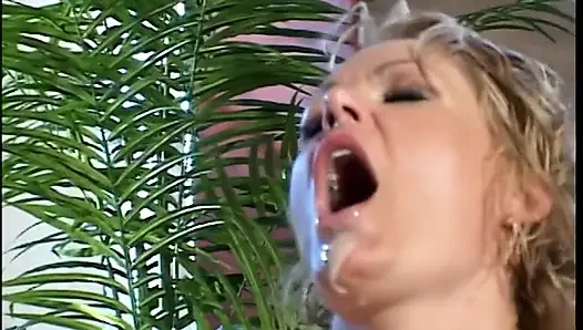 Sarışın orta yaşlı seksi kadın kanepede bir delikanlının şişman yarağıyla sert amını sikiyor