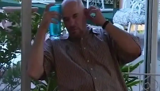 Esmer hatun iki adamla yoğun üçlü seks yapıyor