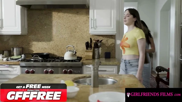 GIRLFRIENDS FILMS - Hazel Moore Üvey Babasının Yeni Kız Arkadaşı Alexa Chains ile Lezbiyen İlişki Yaşıyor