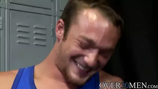 Üç sıcak Çıtçıt wrestle her diğerleri sert büyük musluklar