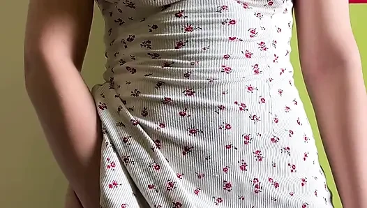 Sevimli genç kız senin için parmaklıyor ve dildoyla sikişiyor - maiski