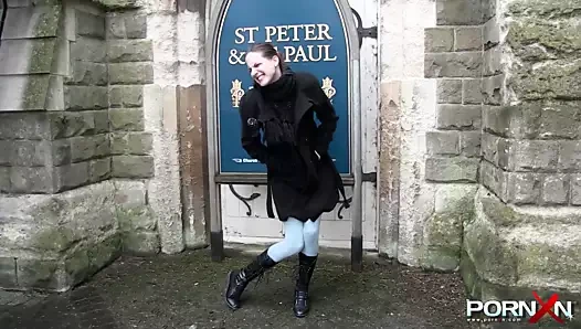 Amatör genç pissing ona pantolon