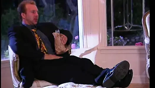 Azgın adam seksi beyaz sürtüklerin bacaklarını açıyor ve büyük yarağını ıslak amına sokuyor