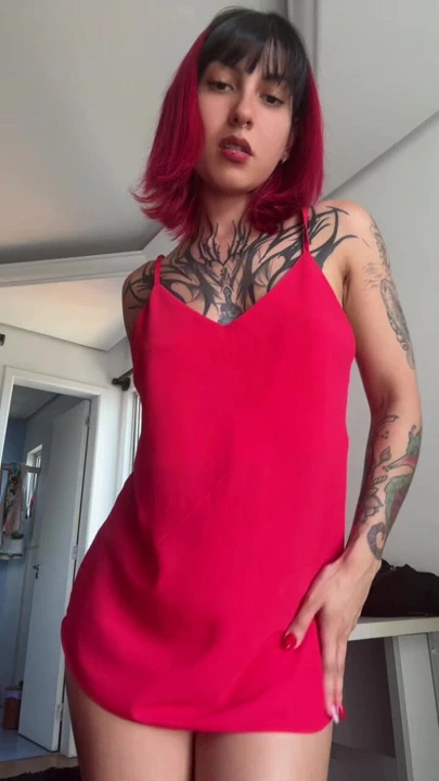 Büyük götlü Brezilyalı, dövme ve kırmızı elbise