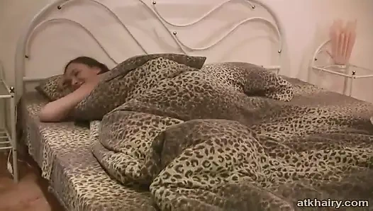 Seksi esmer yatmadan önce biraz hareketleniyor