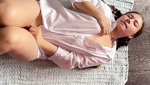 Kız büyük bir yarak istedi ve havuçla kendini sikmeye karar verdi. Amcıkta büyük havuç