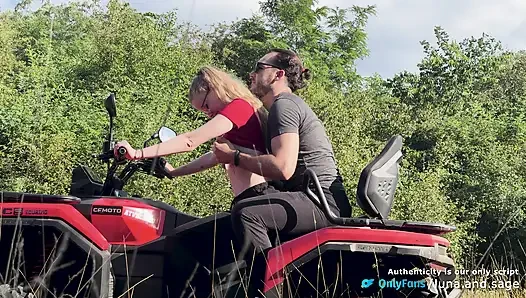 Spontane açık havada sekse (bakış açısı) dönüşen bir off-road yolculuğuna çıktık - gerçek amatör çift