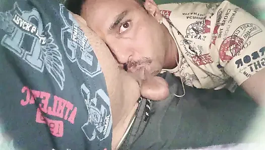 Hintli adam eğleniyor