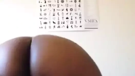 Büyük seksi göt twerk yapıyor.