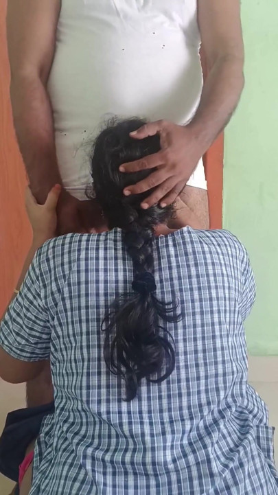 Üniformalı chennai üniversiteli kız tatilde evde tution öğretmeniyle romantizm yaşıyor