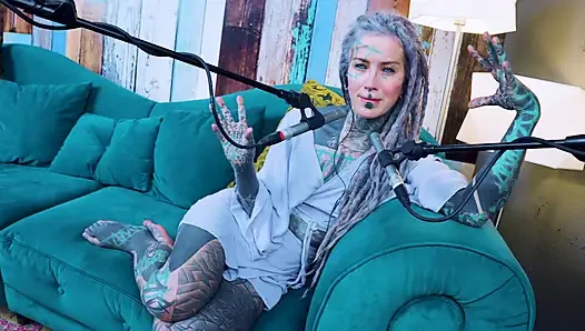 U hakkında konuşuyorum - rahatsız - asmr podcast sfw konuşuyor gotik sıska kız dreadlocks dövmeli model dövmeli kız