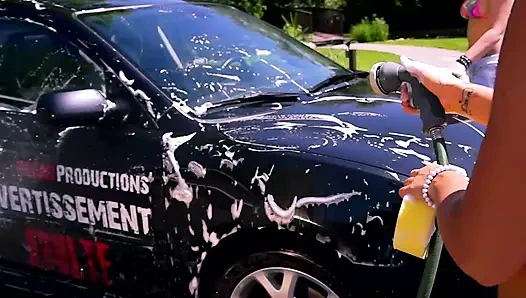 Genç sürtükler araba yıkamada sikiliyor!