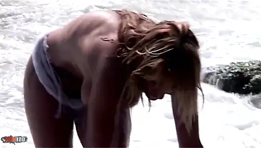 Jenny ateşli İspanyol kız denizde seksi bir striptiz yapıyor