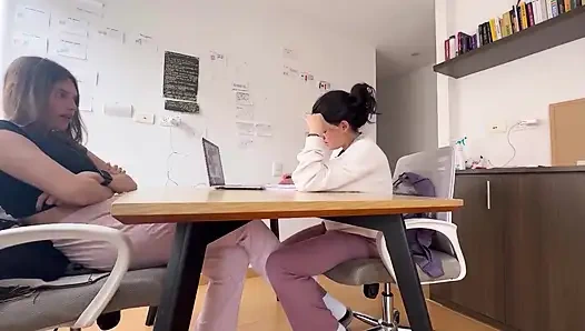 Komşu hep lezbiyen olmak istiyormuş gibi davranıyor