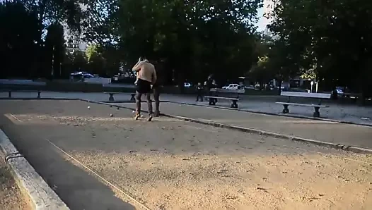 Petank oynayan en kısa mini etekli seksi kızlar