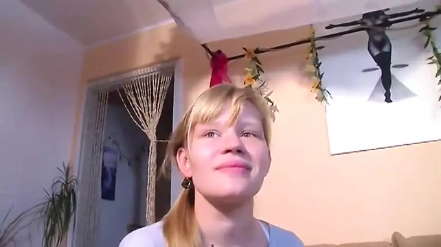 Çarpıcı sarışın hatun büyük bir yarakla derinden sikiliyor