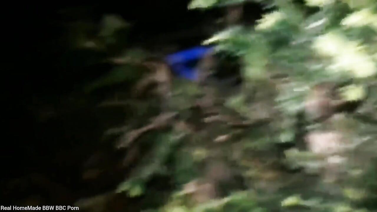 Hintli iri güzel kadın açık havada inleyerek orgazm oluyor