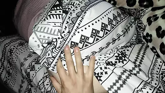 Erkek arkadaşımı dinlenerken yakalıyorum ve azıyorum ve götüne mastürbasyon yapıyorum, her şeyi götüne sokuyorum