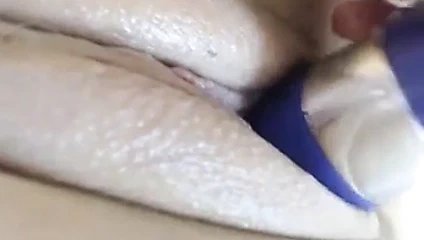 Sevimli bebek kahrolası ve sürtme kedi ile vibratör