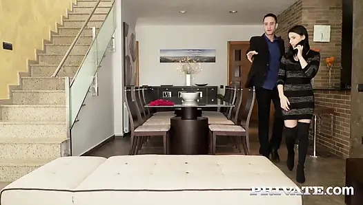Esmer ve büyük memeli Nelly Kent anal sekse bayılıyor