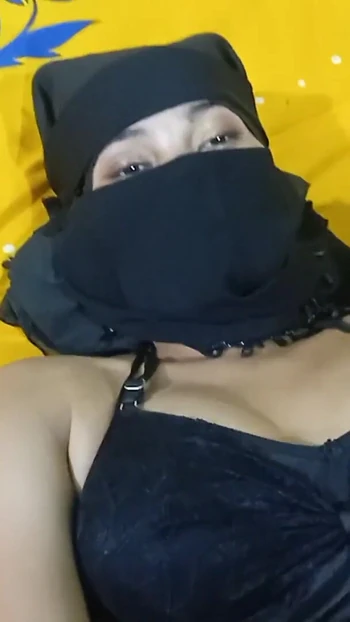 Захватывающий момент из "Грустная мусульманская жена чувствует себя одиноко для траха кем-либо"