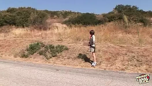 Kız izci sıkı tatlı götünü genişletmesine izin vererek son müşterisini baştan çıkarıyor