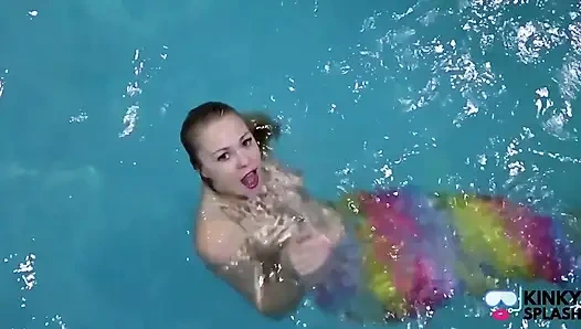 Tutsak deniz kızı havuzda seni azdırıyor