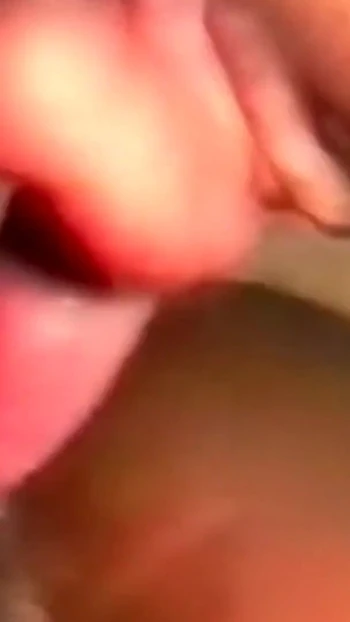 Сногсшибательный момент из "Горячая африканская тинка, разделенная в публичном доме, наслаждается межрасовым тройничком с двойным проникновением"