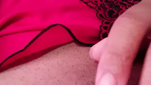 Kız kamerada mastürbasyon yapıyor.