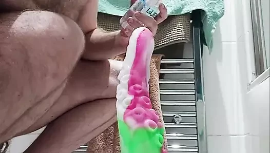 Chastiy canavar dildo ile kilitli ayı