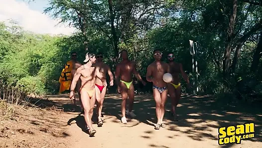 Sean Cody - güneşten öpülmüş sürtükler döl çöplüğünün göt deliğine birden fazla boşalmayla biten vahşi bir grup seks için plajdan yatağa gidiyor