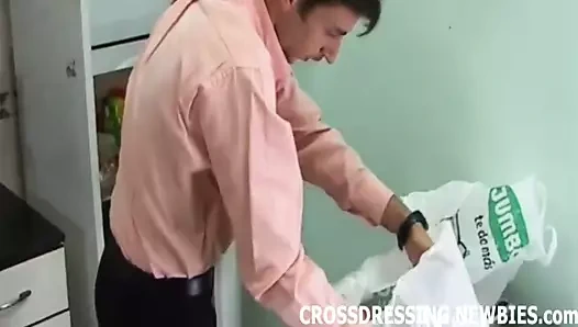 Seksi küçük iç çamaşırlarıyla bir kadın gibi giyinmeyi seviyorum