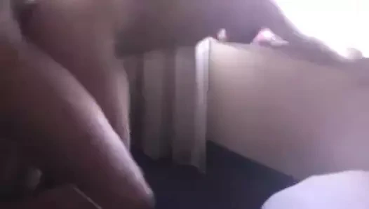 Pencerenin yanında köpek orgazmı