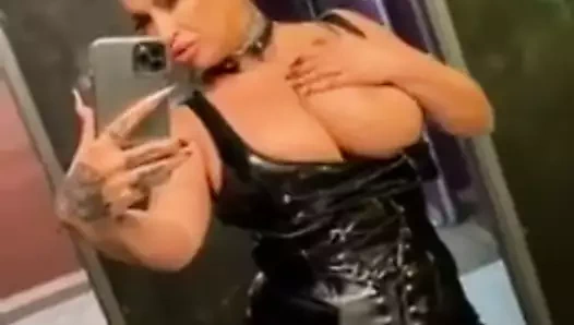 Sindysixx içinde bir umumi tuvalet