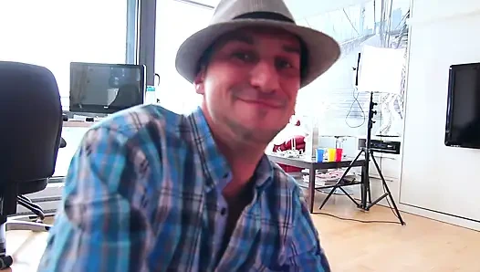 Genç sürtük kanepede üçlü sikişiyor