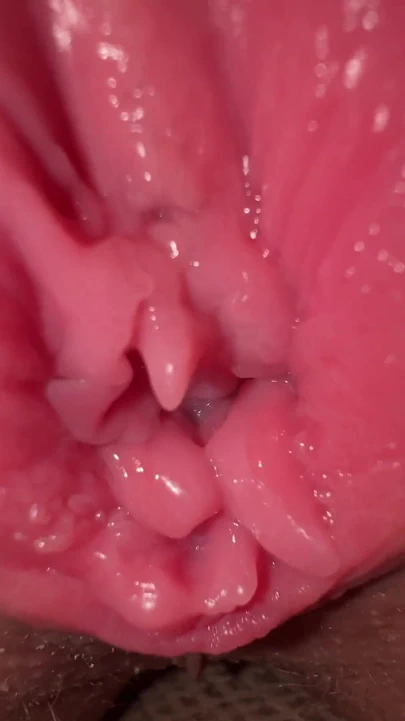 Amcık geniş açıyor ve edepsizce konuşuyor