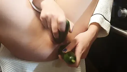 Götümdeki ve amcığımdaki salatalık beni sebzelerle anal yumruk sokmayla fışkırtıyor