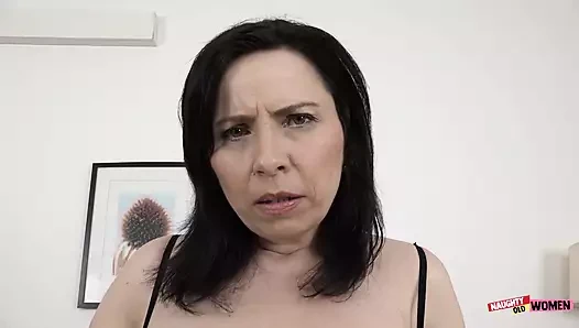 Bu koyu saçlı meleğin sarkık göğüsleri olabilir ama çok sıkı bir göt deliği var