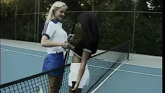 Azgın adam tenis kortunda iki seksi kızla sert sikişiyor