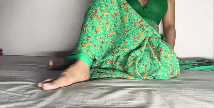 Сексуальная подруга мастурбирует и уничтожает киску огромным огурцом