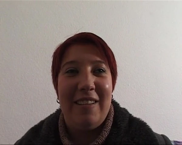 Laura 25 Jahre kraeftig geht Ihrem freund waehrend des Casting nicht Fremd oder