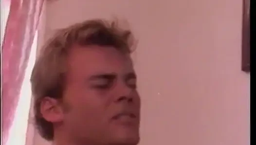 Olgun esmer kıllı amcığını siktiriyor