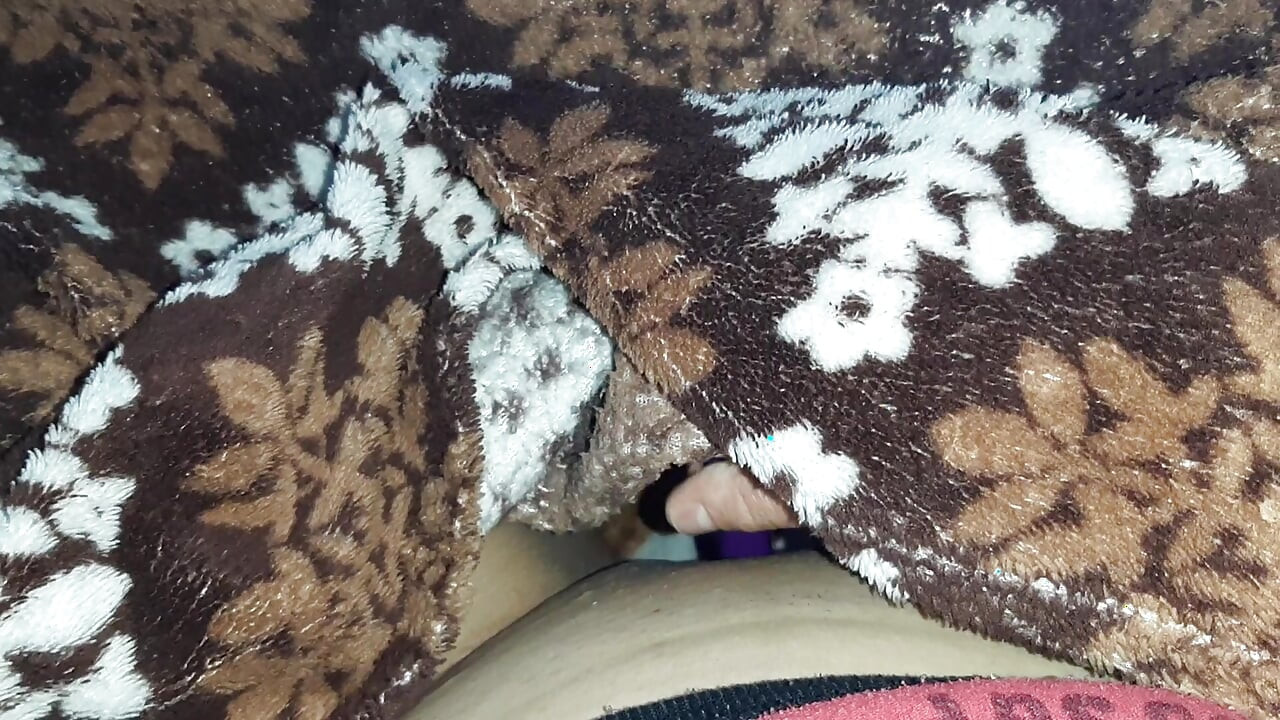 Kimse duymasın diye geceleri yorganın altında vibratörle mastürbasyon yaptım - lesbian-candys