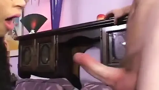 Dalgalı saçlı sürtük bacaklarını açıyor ve zevkle alıyor
