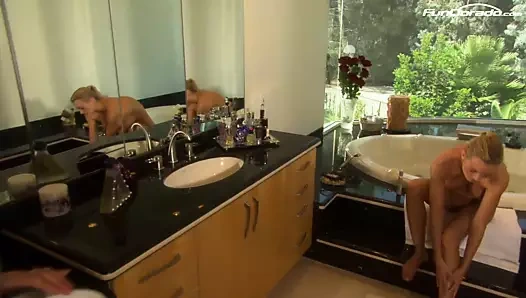 Johnny fickt alles was die beine breit macht