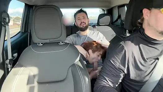 Çifti Uber'imle yakaladım ve arka koltukta kalmaları için bıraktım