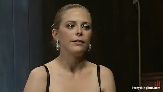 Anal aşırı yükleme: Penny Pax yumrukla sikiliyor ve lavman